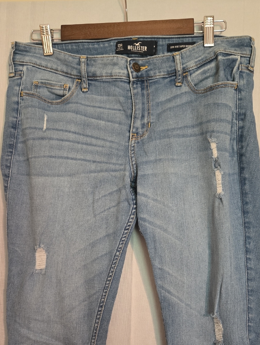 Hollister Light Wash Destructed Skinny Jeans Size 13 - Picture 5 of 10